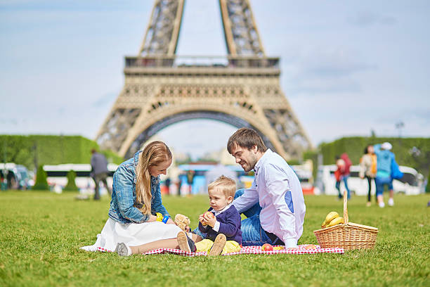 famiglia felice di tre a parigi, vicino alla torre eiffel - family eiffel tower baby vacations foto e immagini stock