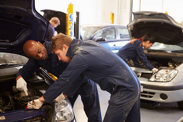 교사 지원하는 학생 교육은 차량 역학 - trainee mechanic training teaching 뉴스 사진 이미지