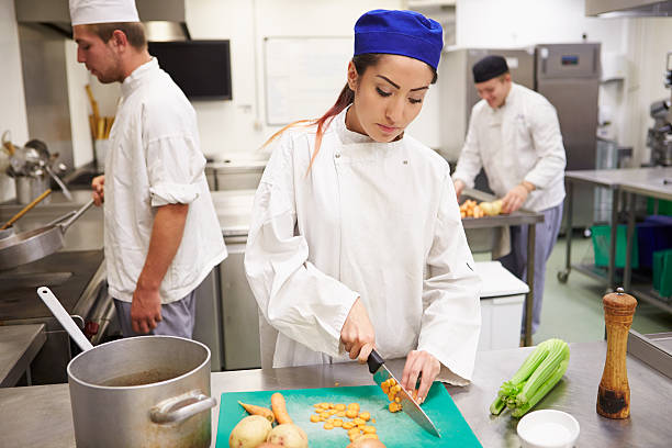 estudantes de formação para trabalhar na indústria de catering - chef trainee cooking teenager imagens e fotografias de stock