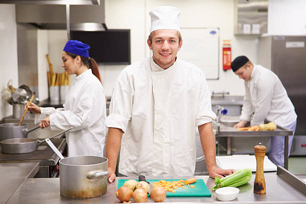 estudantes de formação para trabalhar na indústria de catering - chef trainee cooking teenager imagens e fotografias de stock