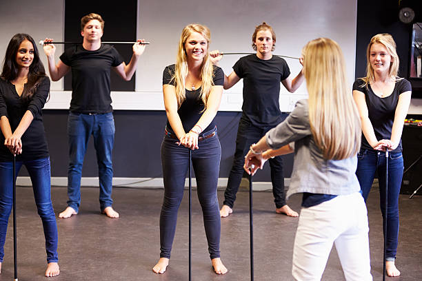 studenten, die dance-kurs drama college - dancing school stock-fotos und bilder