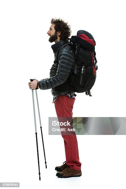Seitenansicht Von Glücklich Männliche Wanderer Stehend Stockfoto und mehr Bilder von Ein Mann allein