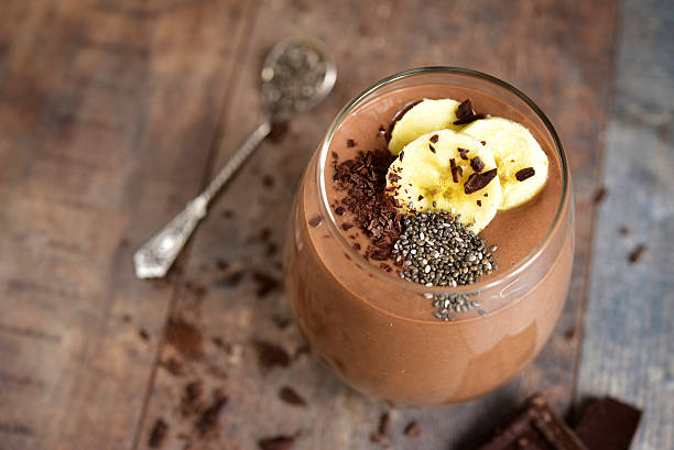 шоколадный банановый смузи с семя чиа. - dessert sweet food brown chocolate стоковые фото и изображения