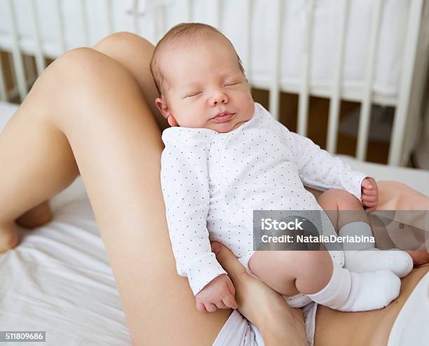 Neugeborene Schlafen Kind Stockfoto und mehr Bilder von 0-11 Monate - 0-11 Monate, Baby, Behaglich