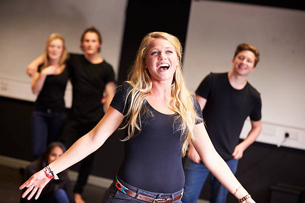 alunos a cantar classe na escola de teatro - singing lesson imagens e fotografias de stock