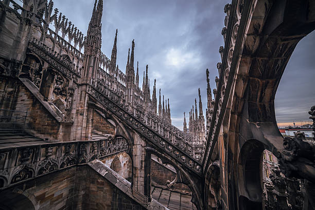 milão, na itália : telhado da catedral gótica - milan italy cathedral duomo of milan night - fotografias e filmes do acervo