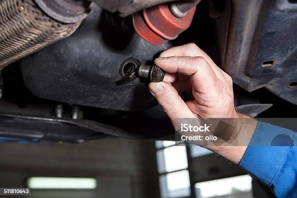 Garaje De Reparación De Motor Cambio De Aceite Foto de stock y más banco de imágenes de Acero - Acero, Aleación, Brazo humano