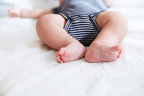 クローズアップレッグス、新生児 - human foot barefoot sole of foot human toe ストックフォトと画像
