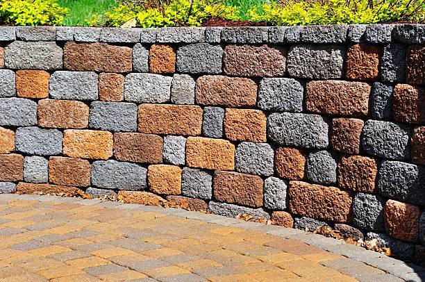 擁壁とパティオ - landscaped retaining wall wall stone ストックフォトと画像