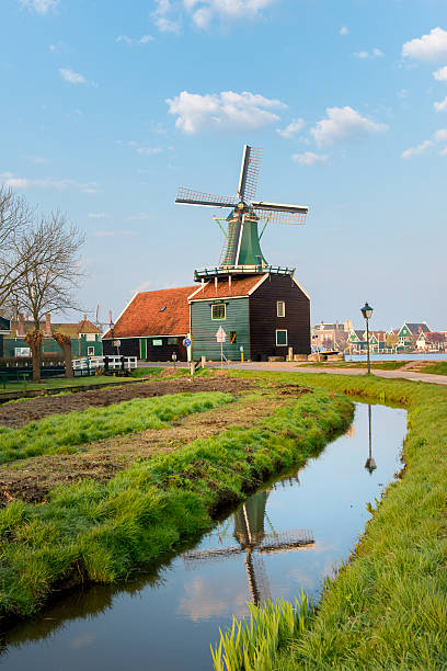 tradycyjne holenderskie wiatraki wcześnie rano - polder windmill space landscape zdjęcia i obrazy z banku zdjęć