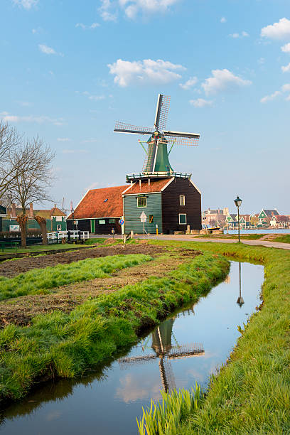 традиционный голландский мельницами раннее утро - polder windmill space landscape стоковые фото и изображения