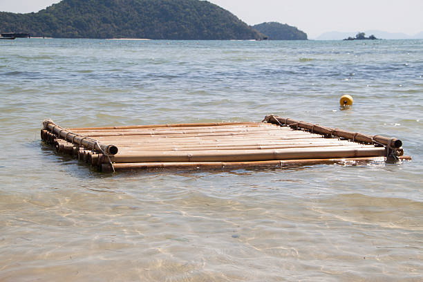 flutuando raft de bambu - wooden raft - fotografias e filmes do acervo