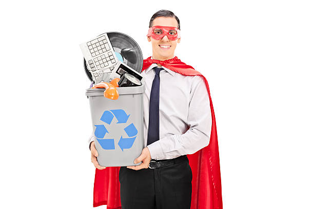 super-herói homem de reciclagem sua antiga coisas - recycling green environment superhero - fotografias e filmes do acervo