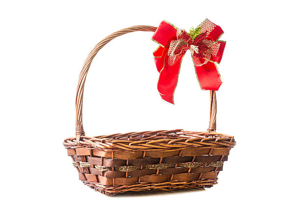 cesta de mimbre con un lazo rojo aislado sobre fondo blanco - wicker basket store gift shop fotografías e imágenes de stock