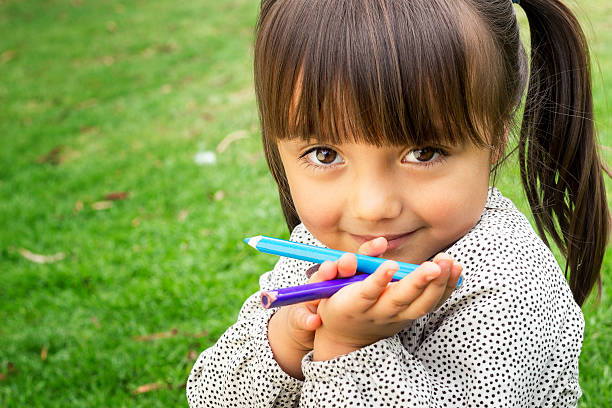 niña con lápices de colores - escritura latina fotografías e imágenes de stock