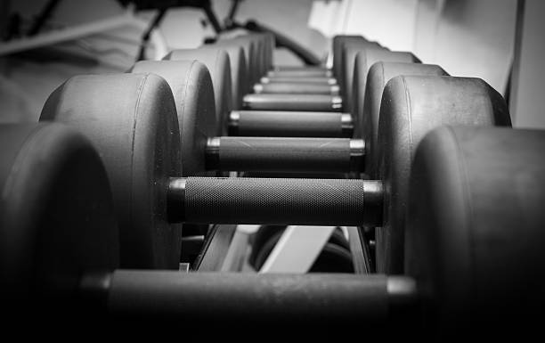 フィットネスセンターのウェイトトレーニング機器のジムのモダンなインテリア、 - body building weight training muscular build human muscle ストックフォトと画像
