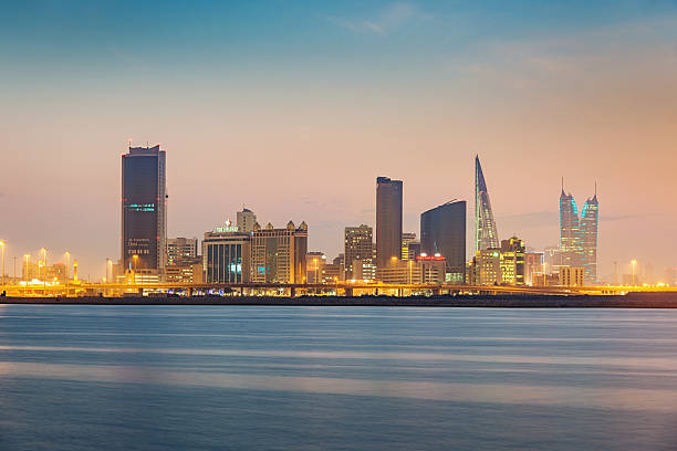 bahrein manama paesaggio urbano al crepuscolo - bahrain foto e immagini stock