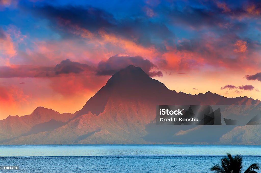 Orohena Blick auf die Berge bei Sonnenuntergang. Polynesien. TM - Lizenzfrei Insel Tahiti Stock-Foto