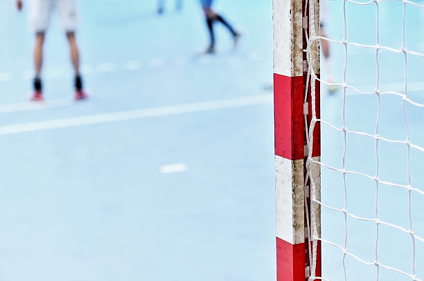 handball torpfosten mit spielern im hintergrund - handspiel stock-fotos und bilder
