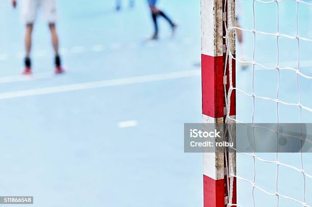 Balonmano Portería Con Los Jugadores En El Fondo Foto de stock y más banco de imágenes de Falta de mano - Falta de mano, Portero - Atleta, Hacer un gol