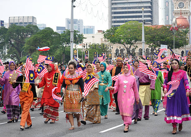 grupo multiétnico com trajes tradicionais da malásia - iban tribe - fotografias e filmes do acervo