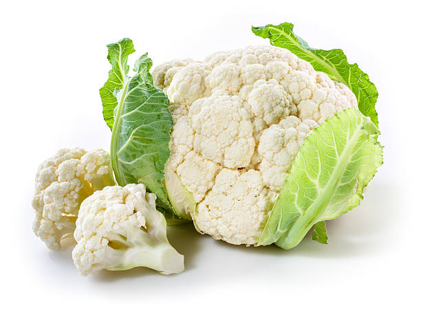 cavolfiore fresco isolato su bianco con pezzi - cauliflower foto e immagini stock