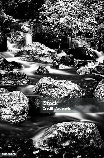 Flusso Del Fiume Di Montagna A Lunga Esposizione A Raggi Infrarossi - Fotografie stock e altre immagini di Acqua