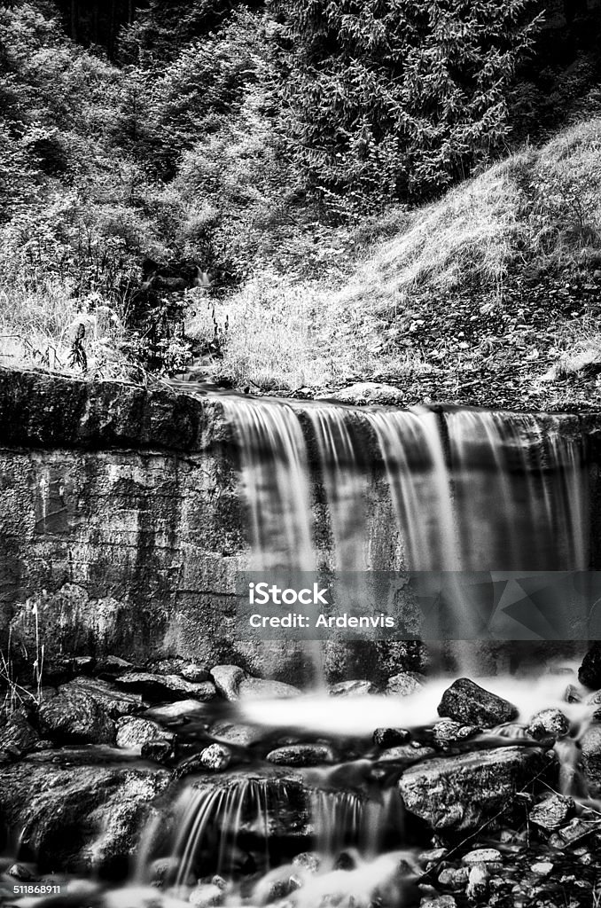 Cascata sul fiume di montagna, lunga esposizione a raggi infrarossi foresta - Foto stock royalty-free di Acqua