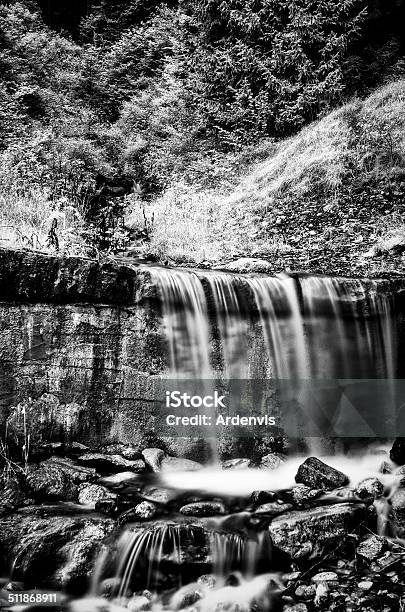 Cascata Sul Fiume Di Montagna Lunga Esposizione A Raggi Infrarossi Foresta - Fotografie stock e altre immagini di Acqua