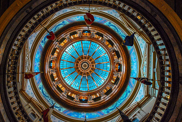 capitale cupola in vetro colorato rotunda kansas state capitol - kansas topeka state capital foto e immagini stock