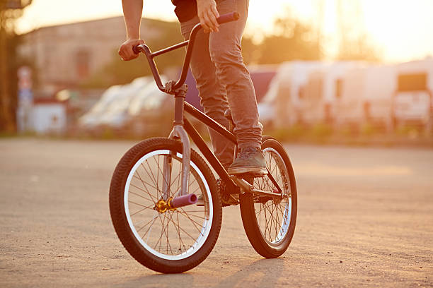 urban bicicleta de equitação - bmx cycling sport teenagers only teenager imagens e fotografias de stock