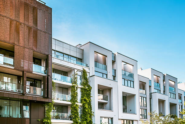 moderne wohnung häuser in berlin unter blauen himmel - mehrfamilienhaus stock-fotos und bilder