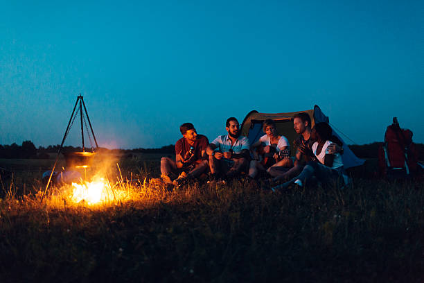 campeggio gli amici insieme nella natura - friendship camping night campfire foto e immagini stock