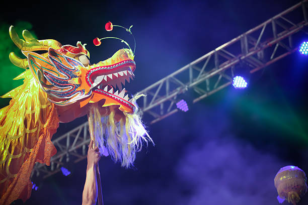 danse du dragon de nuit - urban scene china city horizontal photos et images de collection