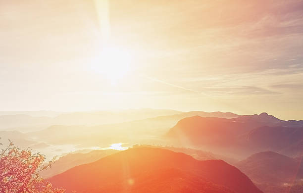 восход солнца над пик адама, шри-ланка - пик адама стоковые фото и изображения