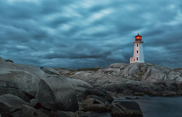 zabarwiona latarnia morska w nocy - horizon over water nature blurred motion maritime provinces zdjęcia i obrazy z banku zdjęć