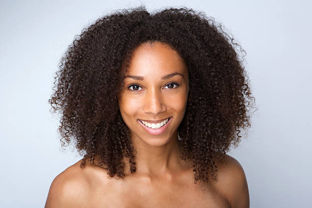 linda mulher afro-americana a sorrir - sensuality horizontal indoors studio shot imagens e fotografias de stock