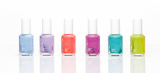 reihe von nagellack - nail polish cosmetics make up multi colored stock-fotos und bilder