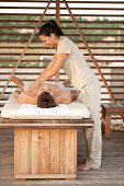 junger-mann-immer-eine-massage-im-freien