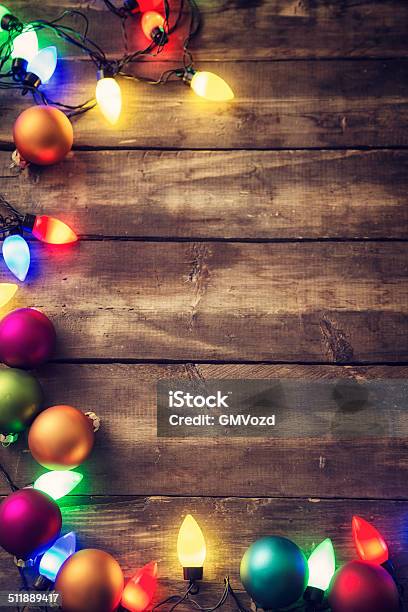Weihnachtsdekoration Mit Ornamenten Und Holiday Lights Stockfoto und mehr Bilder von Lichterkette - Dekoration