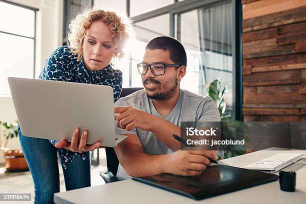 Grafikdesigner Arbeitet Im Designstudio Stockfoto und mehr Bilder von Bürokleidung - Bürokleidung, Laptop, Offizielles Treffen