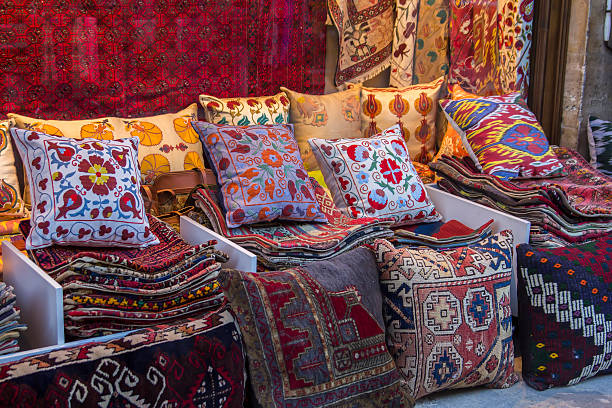 編み込みクッションを背景には、「バザール」のイスタンブールで、 - pillow cushion embroidery homewares ストックフォトと画像