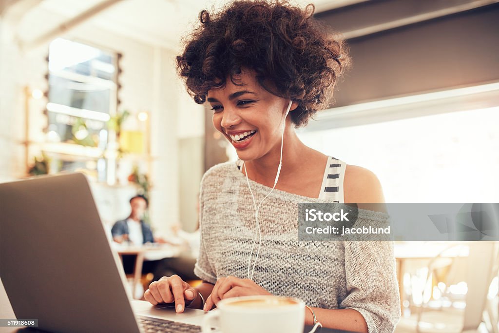 Glückliche Frau mit Laptop im Café - Lizenzfrei Frauen Stock-Foto