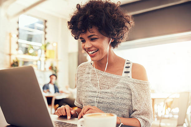 mulher feliz no café usando o computador portátil - surfar na net - fotografias e filmes do acervo