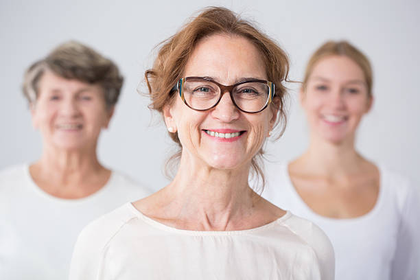 três gerações de mulheres a família - 3 generation - fotografias e filmes do acervo