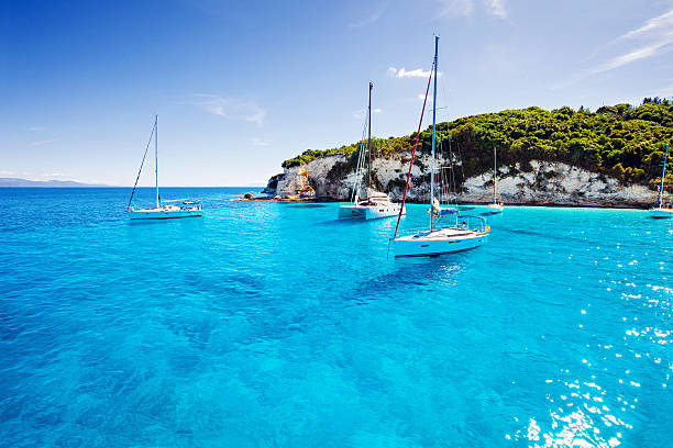 bellissima baia in grecia - sailing sailboat sail yacht foto e immagini stock