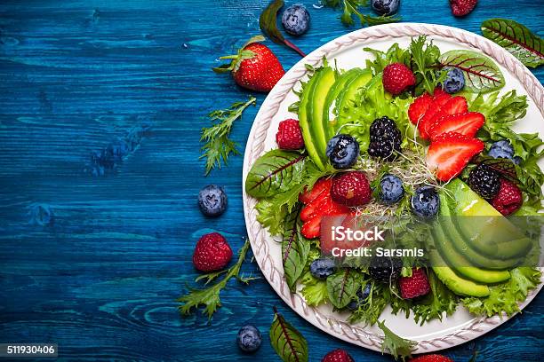 Foto de Salada De Frutas Silvestres e mais fotos de stock de Salada - Salada, Primavera - Estação do ano, Verão