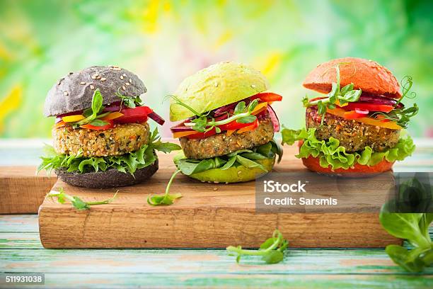 Hamburguesa De Color Foto de stock y más banco de imágenes de Comida vegana - Comida vegana, Hamburguesa - Alimento, Comida vegetariana