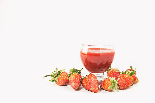 istock Strawberry juice with fresh on white background 511931072