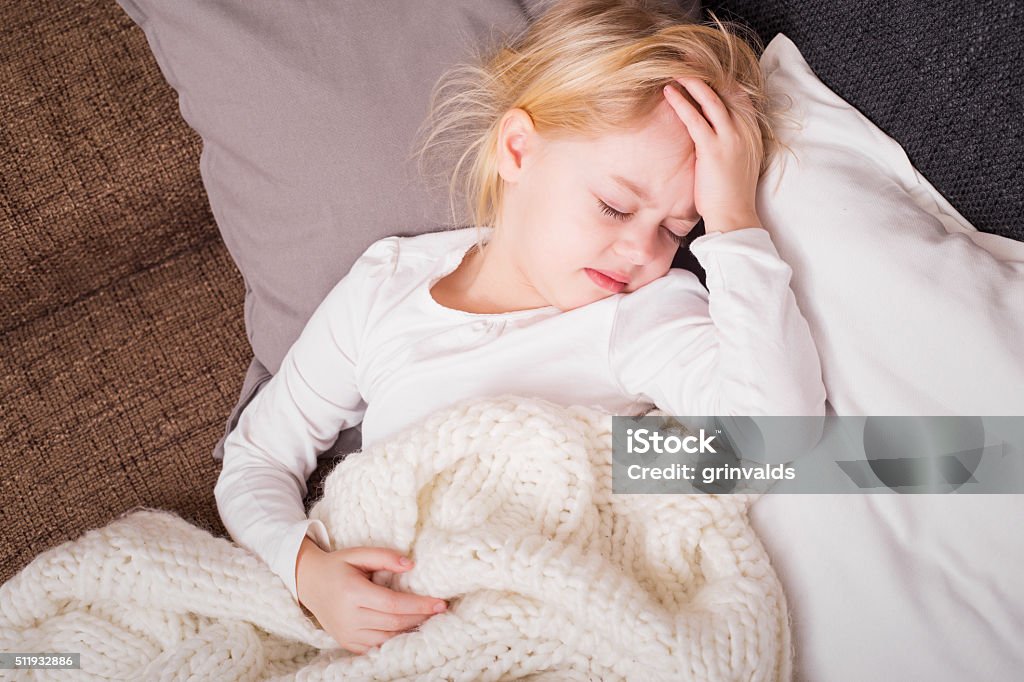 Poco niño enfermo y sosteniendo su mano a la frente - Foto de stock de Niño libre de derechos